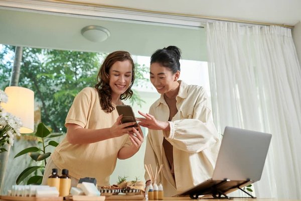 Quelles méthodes de feedback en temps réel les plateformes de commerce électronique peuvent-elles utiliser pour améliorer l'expérience d'achat ?